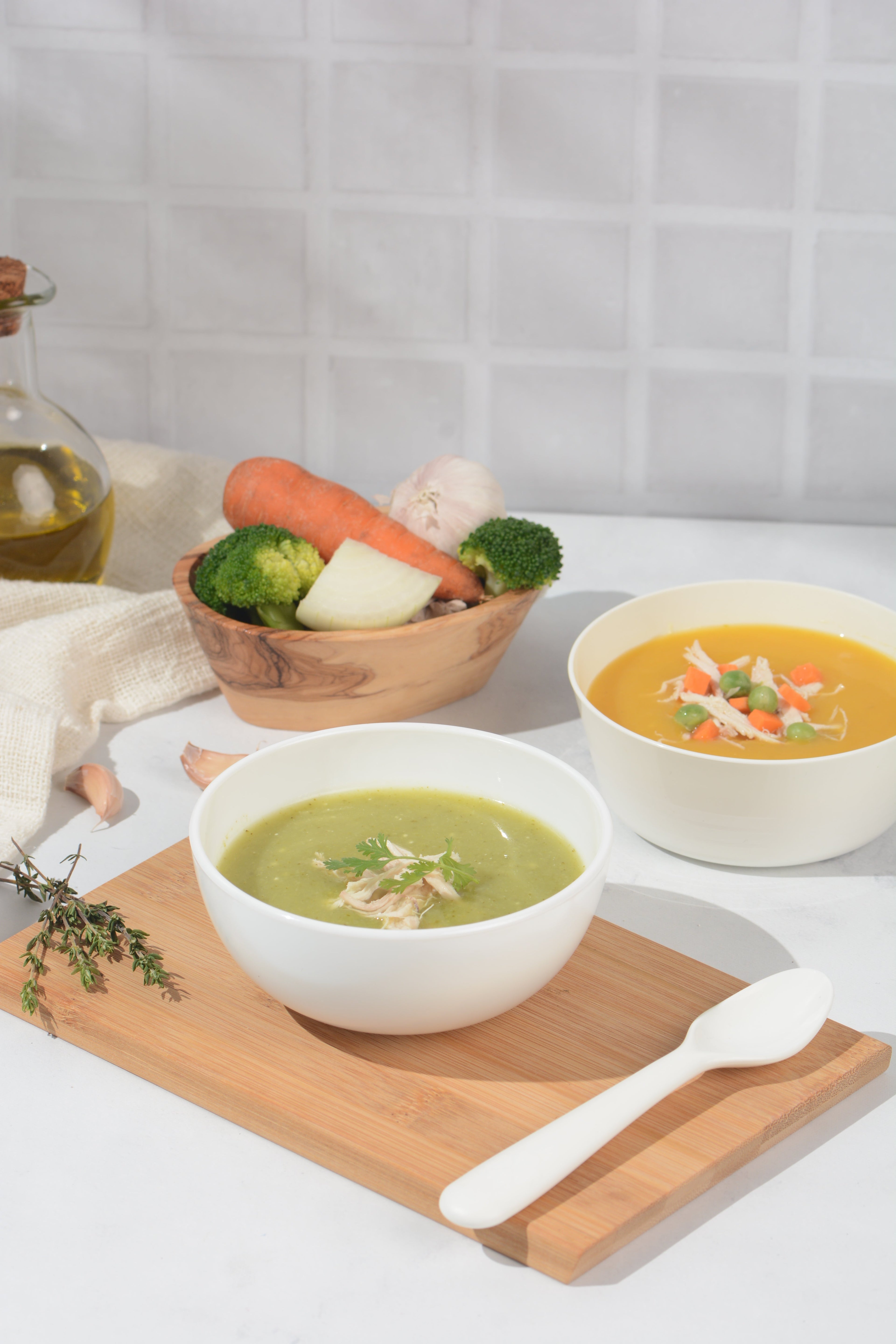 Cremas Habitual servidas en bowl con verduras frescas